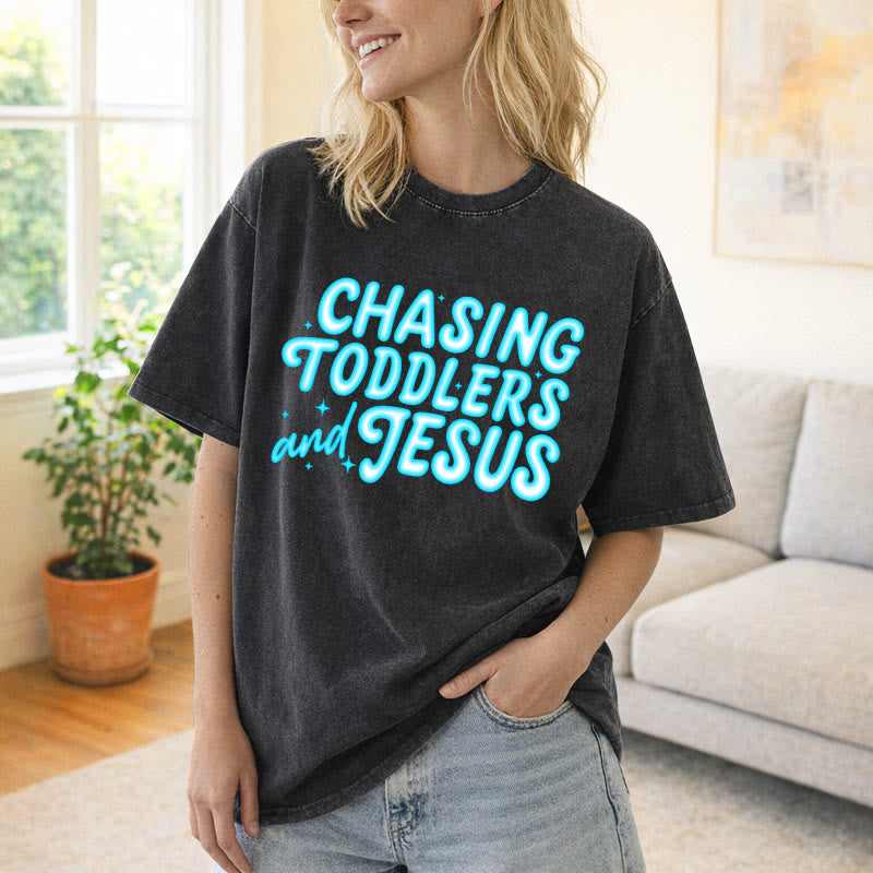 Christianartworkshop T-shirt unisexe délavé avec accent étoile et lettres bulles « Chasing Toddlers and Jesus » - image 7