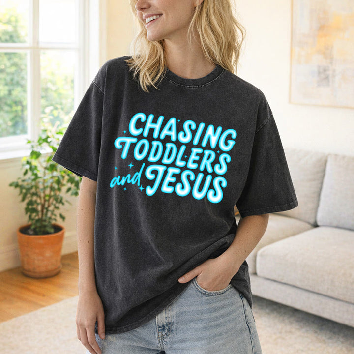 Christianartworkshop T-shirt unisexe délavé avec accent étoile et lettres bulles « Chasing Toddlers and Jesus » - image 7