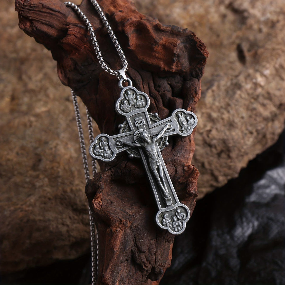 Collier à maillons avec croix ornée et silhouette de Jésus, signé Christianartworkshop : un symbole de la rédemption du Christ - image 2