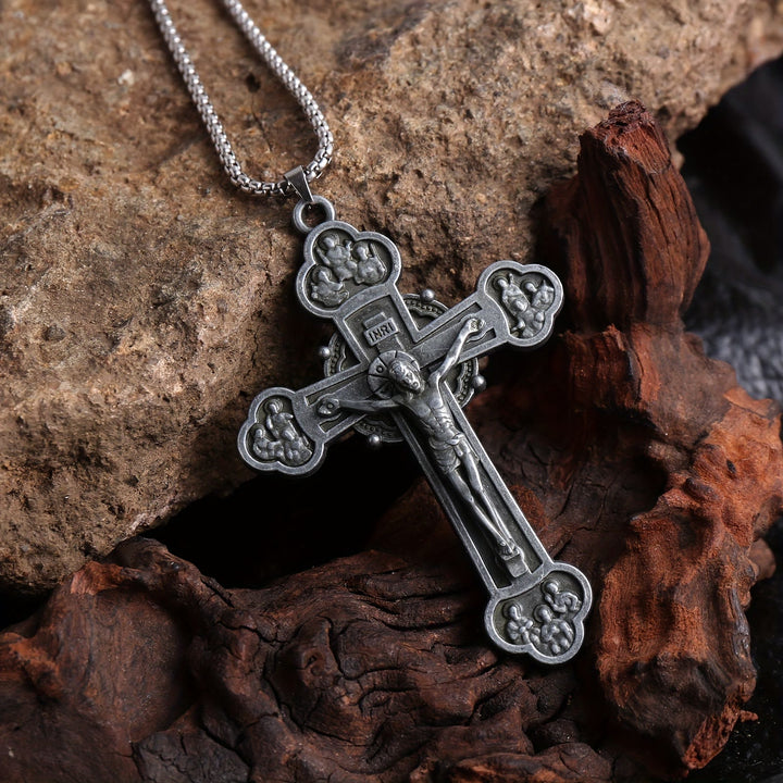 Collier à maillons avec croix ornée et silhouette de Jésus, signé Christianartworkshop : un symbole de la rédemption du Christ - image 3