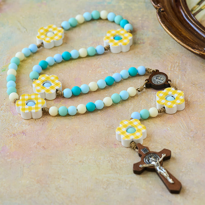 Christianartworkshop Chapelet de Pâques aux tons pastel dégradés, orné d'une fleur à carreaux et d'une médaille de Saint Benoît. - image 3