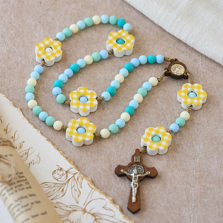 Christianartworkshop Chapelet de Pâques aux tons pastel dégradés, orné d'une fleur à carreaux et d'une médaille de Saint Benoît. - Rosaire de Pâques - image 0