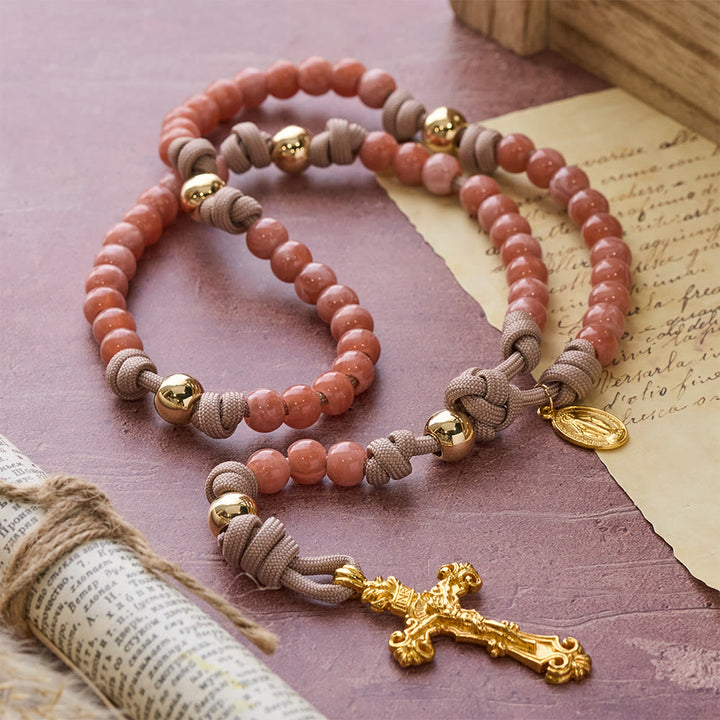 Christianartworkshop Chapelet en paracorde à perles roses avec Notre-Dame et crucifix doré - Notre-Dame et le Crucifix - image 0