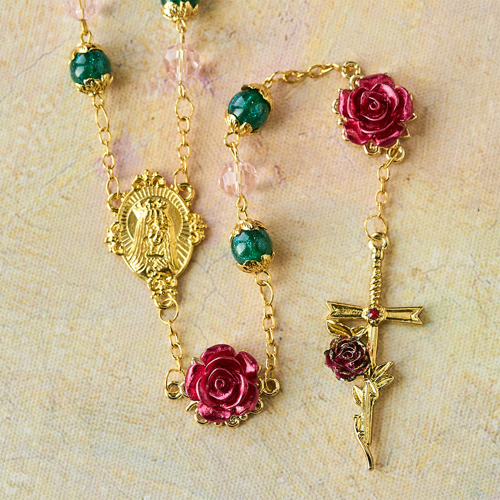 Christianartworkshop Chapelet en perles vertes et roses scintillantes, rose rouge et breloque Notre-Dame. - image 5
