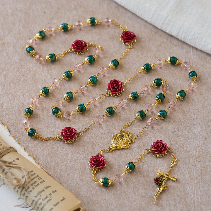 Christianartworkshop Chapelet en perles vertes et roses scintillantes, rose rouge et breloque Notre-Dame. - Notre-Dame et la Croix - image 0