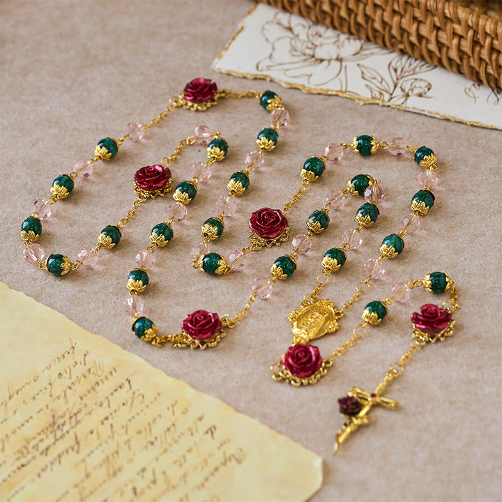 Christianartworkshop Chapelet en perles vertes et roses scintillantes, rose rouge et breloque Notre-Dame. - image 3