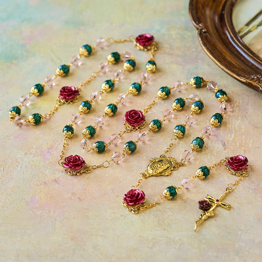 Christianartworkshop Chapelet en perles vertes et roses scintillantes, rose rouge et breloque Notre-Dame. - image 1