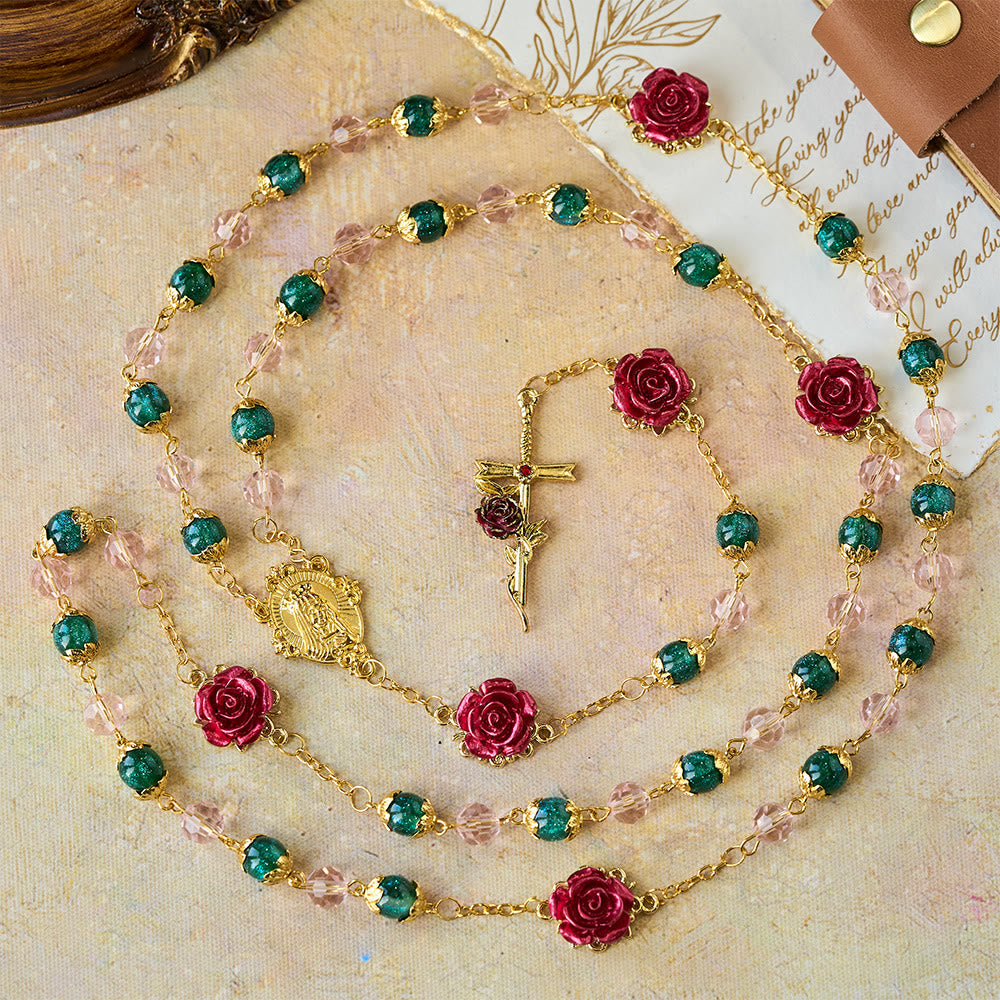 Christianartworkshop Chapelet en perles vertes et roses scintillantes, rose rouge et breloque Notre-Dame. - image 2