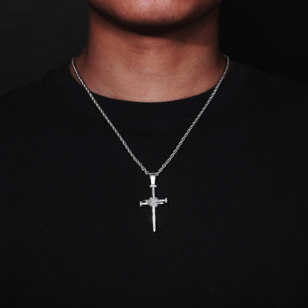 Christianartworkshop Pendentif croix en forme de clou orné de zircon : un rappel élégant d'une foi inébranlable - image 1