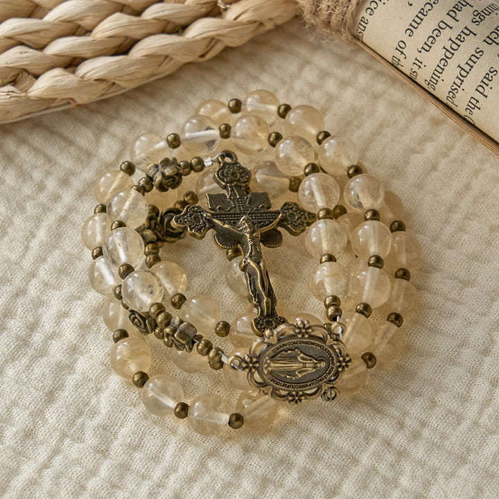 Christianartworkshop Chapelet en perles de verre ambré orné de camélias : un symbole de la lumière et de la pureté du Christ - image 3
