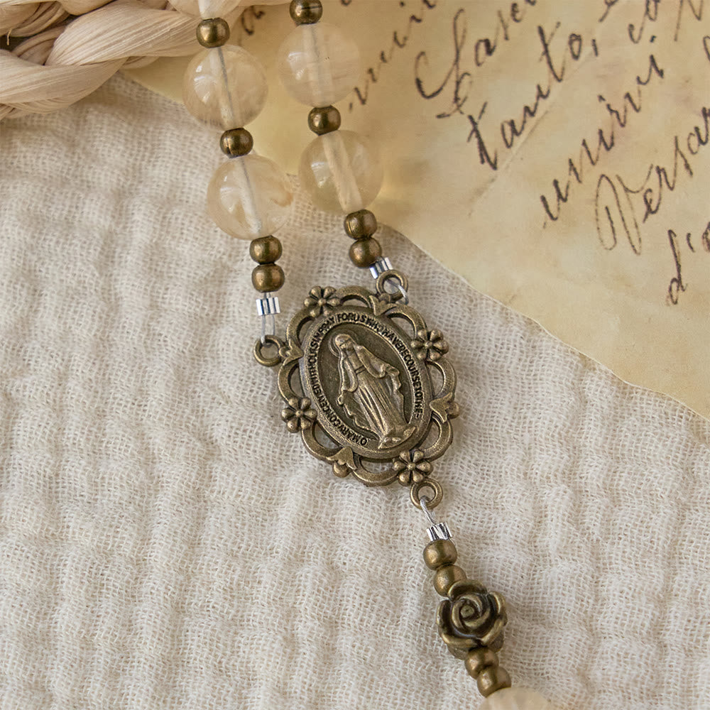 Christianartworkshop Chapelet en perles de verre ambré orné de camélias : un symbole de la lumière et de la pureté du Christ - image 5