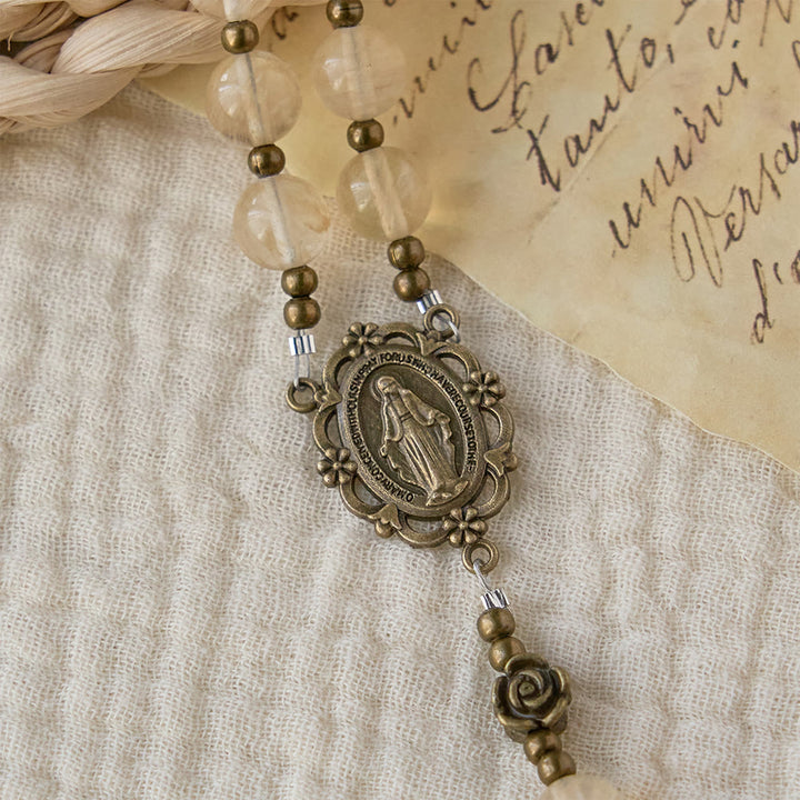 Christianartworkshop Chapelet en perles de verre ambré orné de camélias : un symbole de la lumière et de la pureté du Christ - image 5