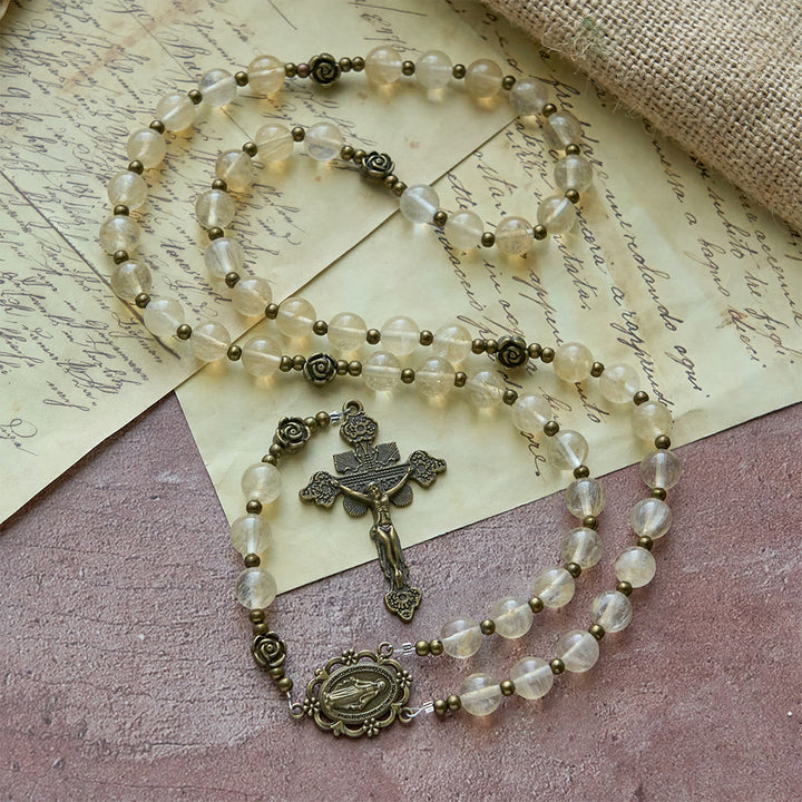 Christianartworkshop Chapelet en perles de verre ambré orné de camélias : un symbole de la lumière et de la pureté du Christ - Chapelet à accent camélia - image 0