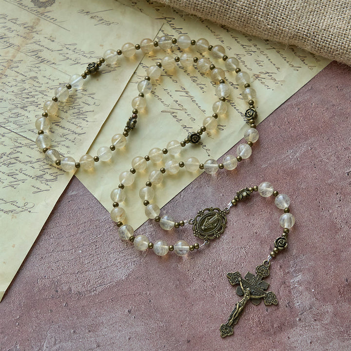 Christianartworkshop Chapelet en perles de verre ambré orné de camélias : un symbole de la lumière et de la pureté du Christ - image 2