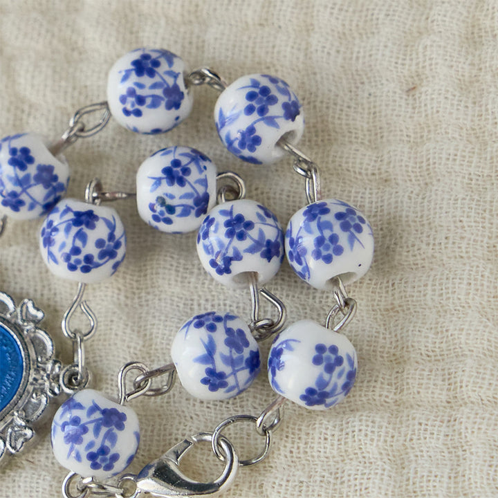 Chapelet de voiture en céramique à fleurs bleues de Christianartworkshop : un symbole de protection mariale pour votre voiture - image 6