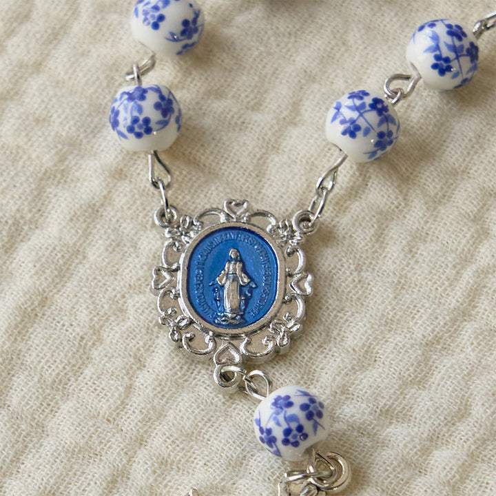 Chapelet de voiture en céramique à fleurs bleues de Christianartworkshop : un symbole de protection mariale pour votre voiture - image 7