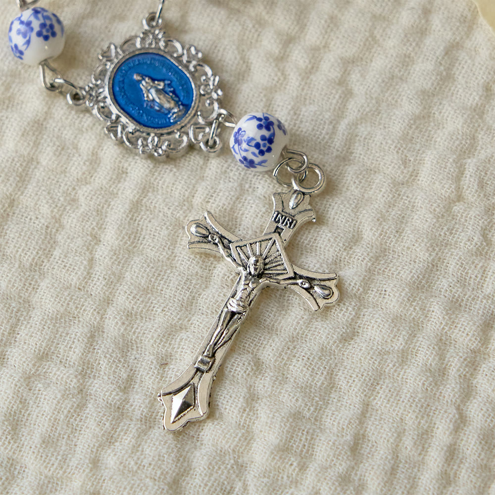 Chapelet de voiture en céramique à fleurs bleues de Christianartworkshop : un symbole de protection mariale pour votre voiture - image 8