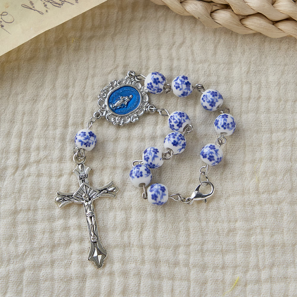 Chapelet de voiture en céramique à fleurs bleues de Christianartworkshop : un symbole de protection mariale pour votre voiture - image 5