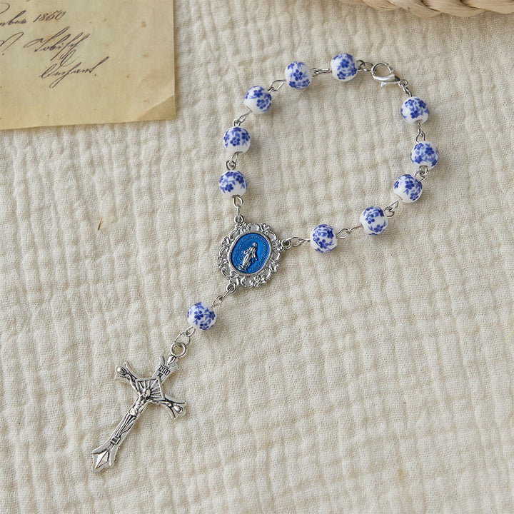 Chapelet de voiture en céramique à fleurs bleues de Christianartworkshop : un symbole de protection mariale pour votre voiture - Bleu et blanc (avec chaînette d'extension de 8 cm) - image 0