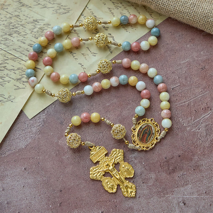 Christianartworkshop Chapelet aux teintes pastel orné de filigranes dorés : médaillon émaillé représentant Notre-Dame - Notre-Dame et le Crucifix - image 0