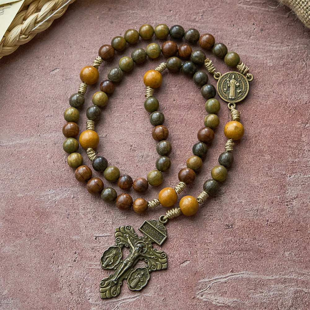 Christianartworkshop Chapelet en perles de bois de santal avec saint Benoît et crucifix : médaillon en bronze - Saint Benoît et le Crucifix - image 0
