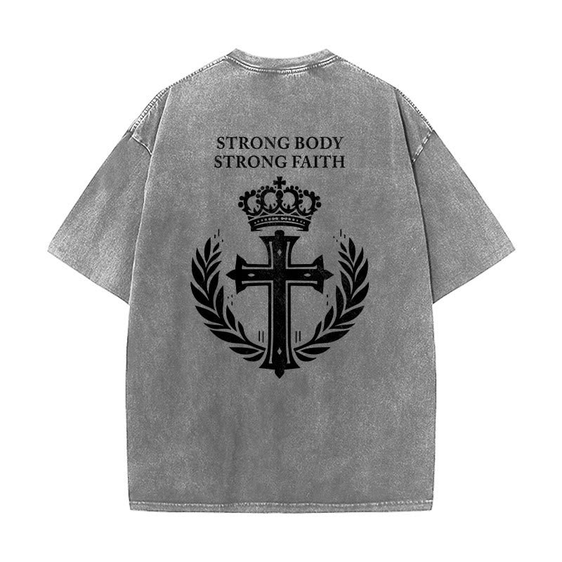 Christianartworkshop T-shirt unisexe délavé « Corps fort, foi forte » avec croix et couronne - image 1
