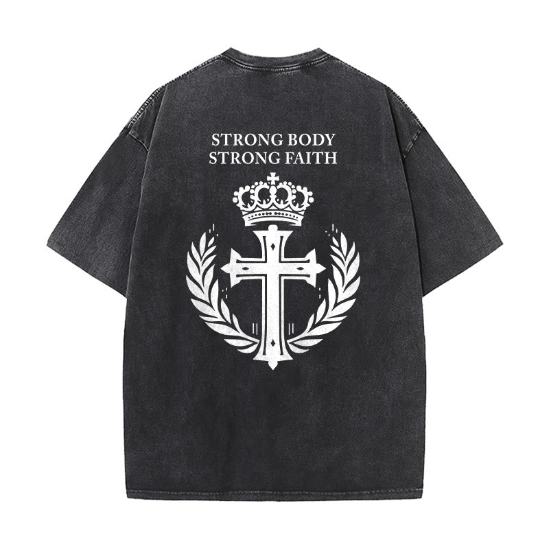Christianartworkshop T-shirt unisexe délavé « Corps fort, foi forte » avec croix et couronne - image 4
