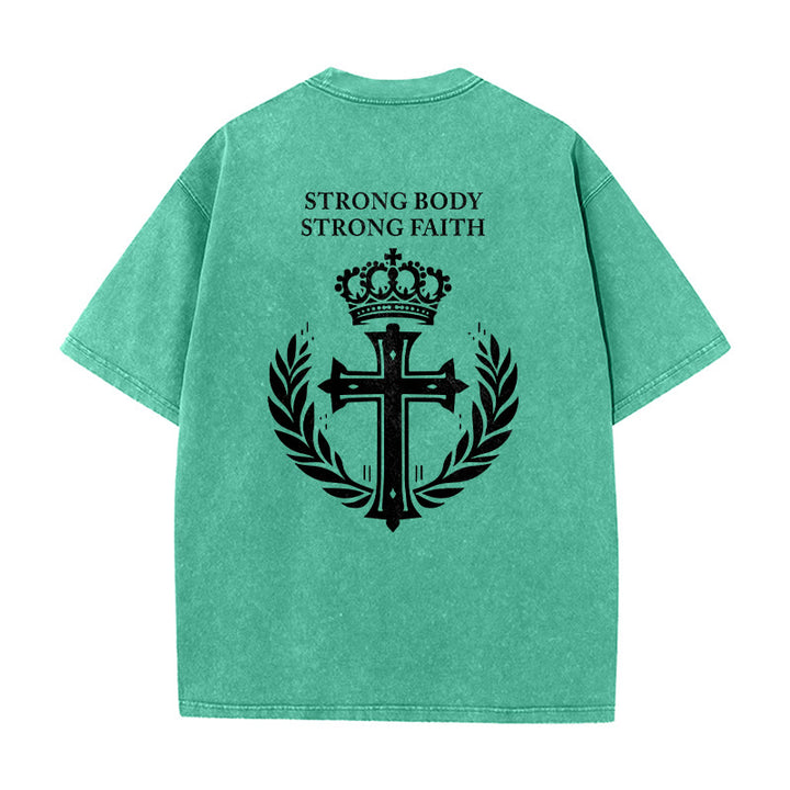 Christianartworkshop T-shirt unisexe délavé « Corps fort, foi forte » avec croix et couronne - image 7