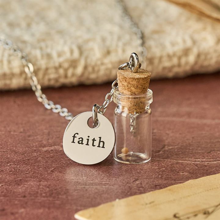 Christianartworkshop Collier avec pendentif bouteille de graine de moutarde et étiquette « Foi » : un symbole de petite foi et de grande force - Graines de moutarde en bouteille - image 0