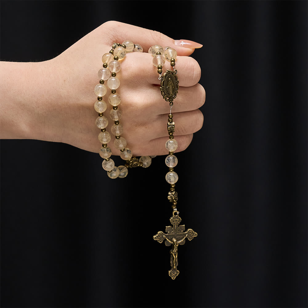 Christianartworkshop Chapelet en perles de verre ambré orné de camélias : un symbole de la lumière et de la pureté du Christ - image 1