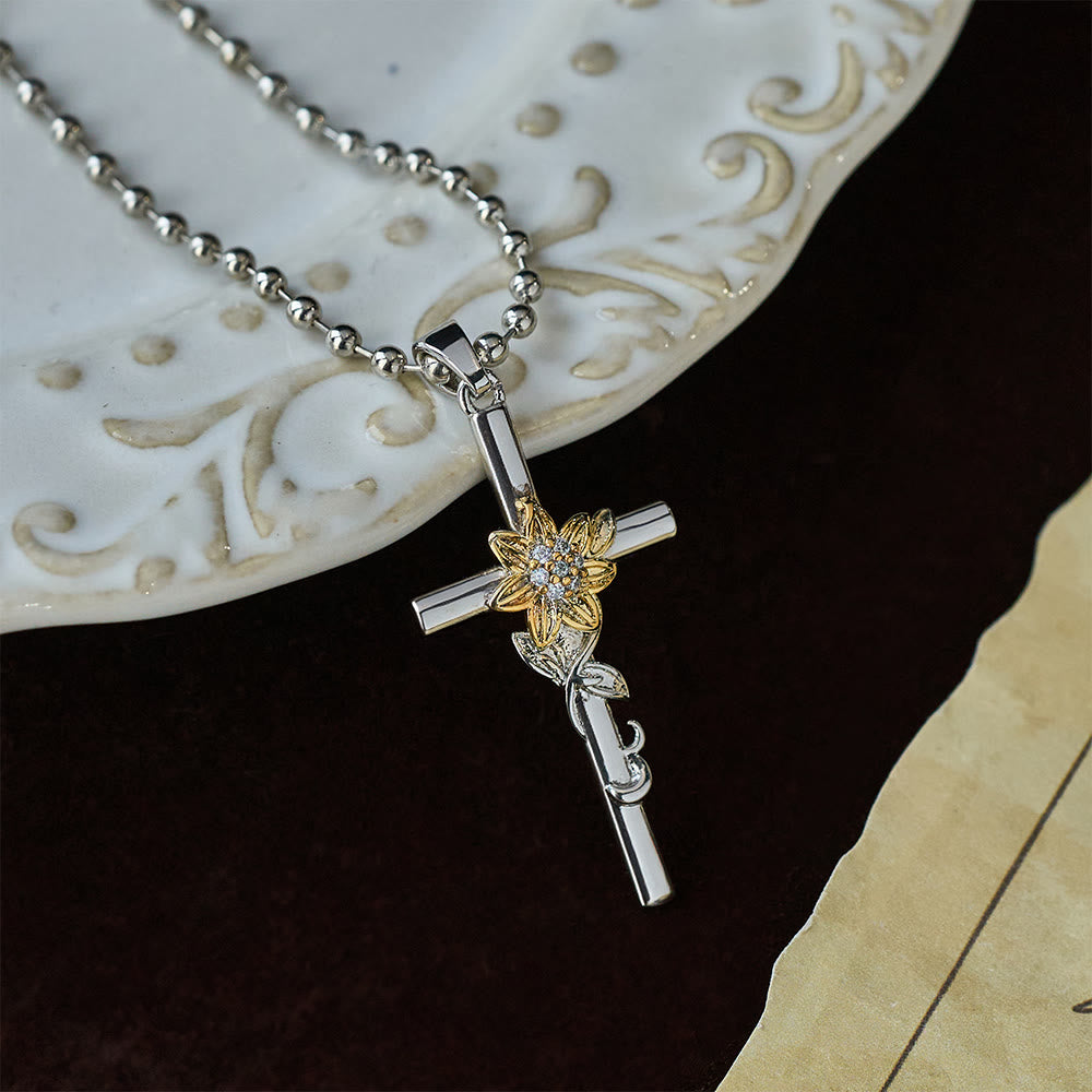 Christianartworkshop Collier pendentif croix argenté orné de motifs floraux et de feuilles dorés - image 2