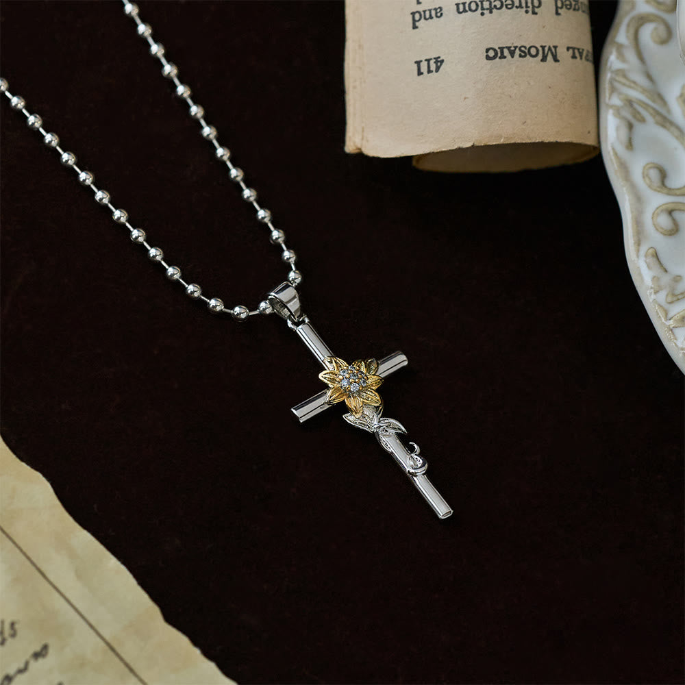Christianartworkshop Collier pendentif croix argenté orné de motifs floraux et de feuilles dorés - image 1
