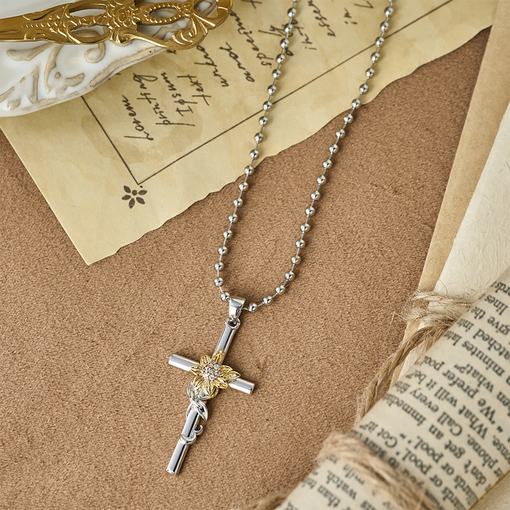 Christianartworkshop Collier pendentif croix argenté orné de motifs floraux et de feuilles dorés - image 3