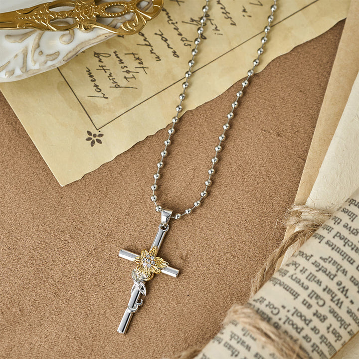 Christianartworkshop Collier pendentif croix argenté orné de motifs floraux et de feuilles dorés - image 3