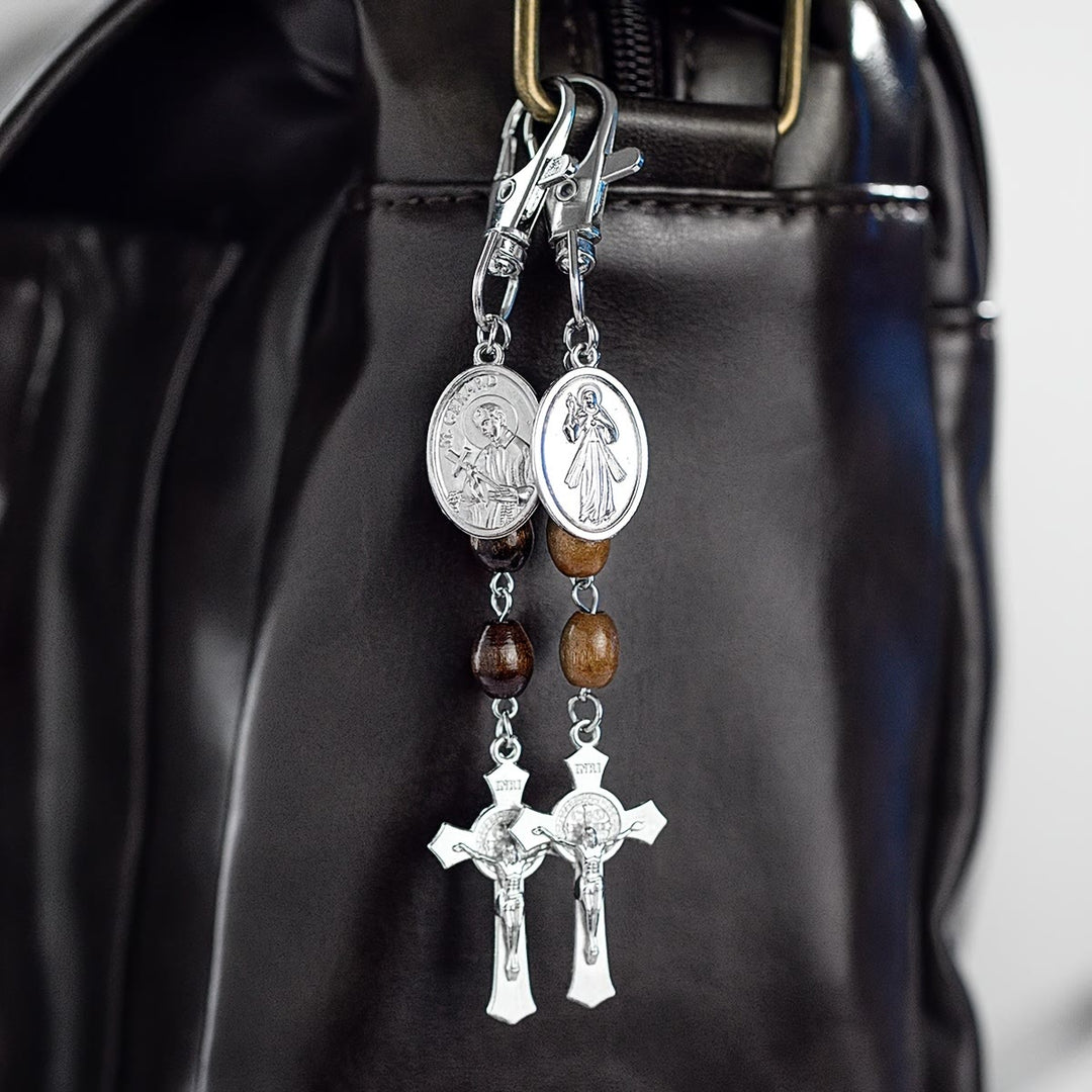 Christianartworkshop Porte-clés crucifix en perles de bois avec médaillon de Saint Gérard et Jésus : un symbole de protection et de bienveillance sacrées. - image 0