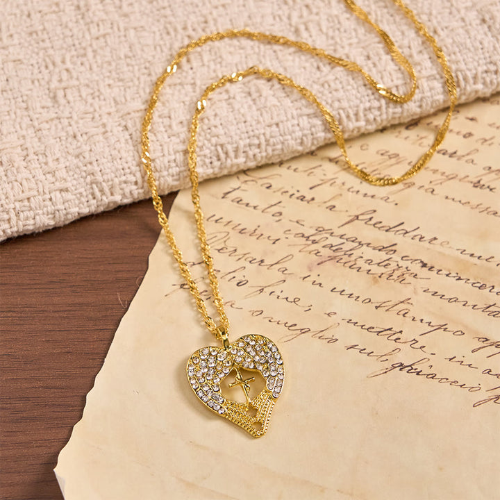 Christianartworkshop Collier croix en forme de cœur incrusté de zircon et orné d'ailes d'ange : symbole d'amour et de grâce divins - image 2