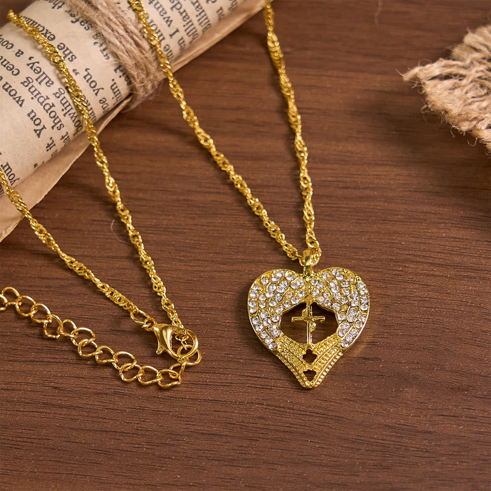 Christianartworkshop Collier croix en forme de cœur incrusté de zircon et orné d'ailes d'ange : symbole d'amour et de grâce divins - Aile d'ange et croix - image 0