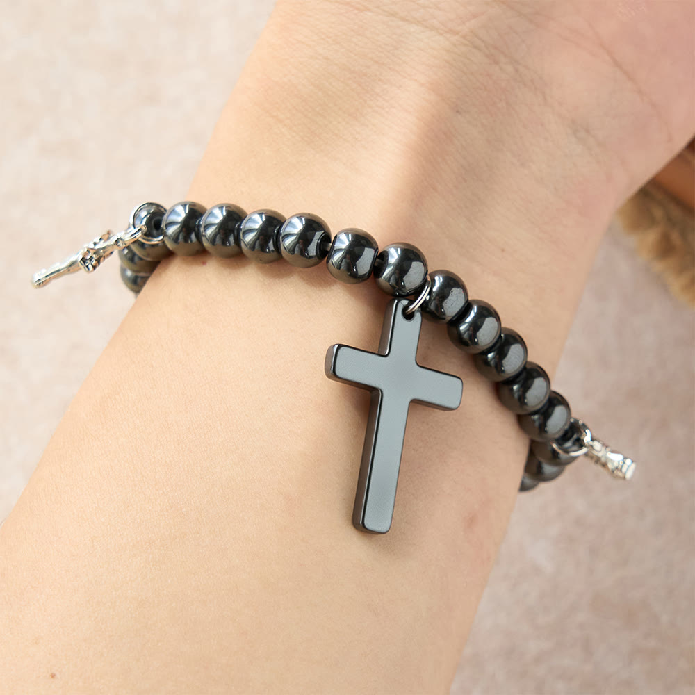 Christianartworkshop Bracelet croix en perles d'hématite avec breloques mini crucifix : symbole de protection divine et de foi - image 1