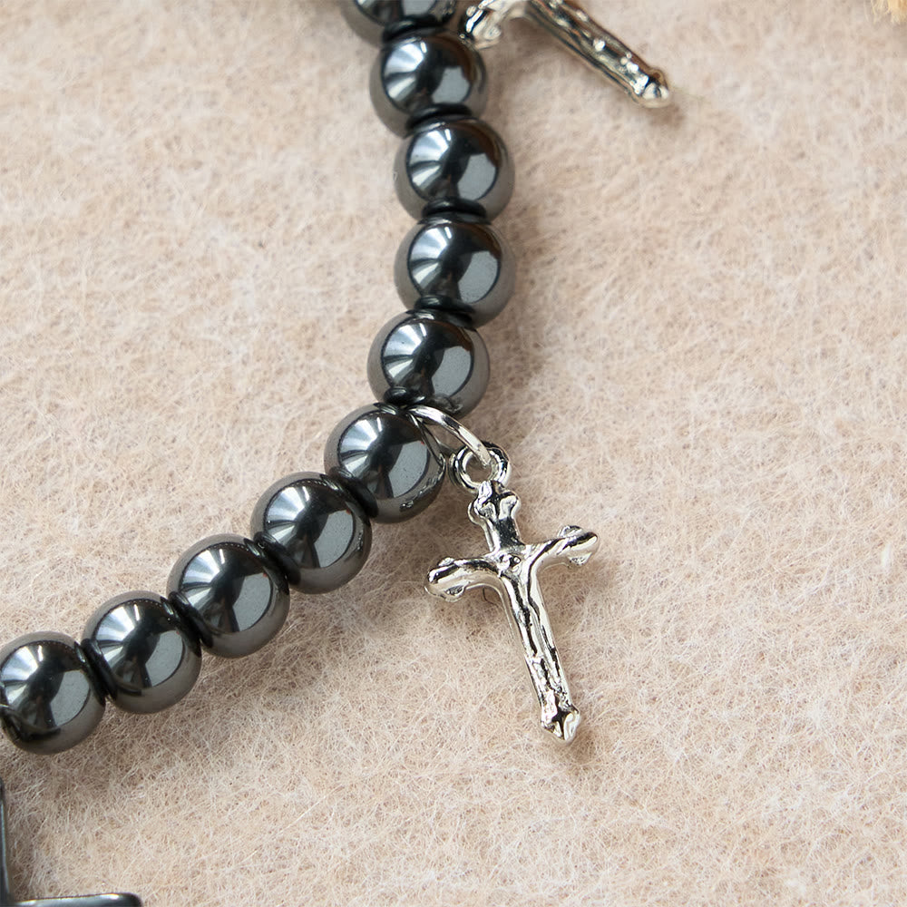 Christianartworkshop Bracelet croix en perles d'hématite avec breloques mini crucifix : symbole de protection divine et de foi - image 4