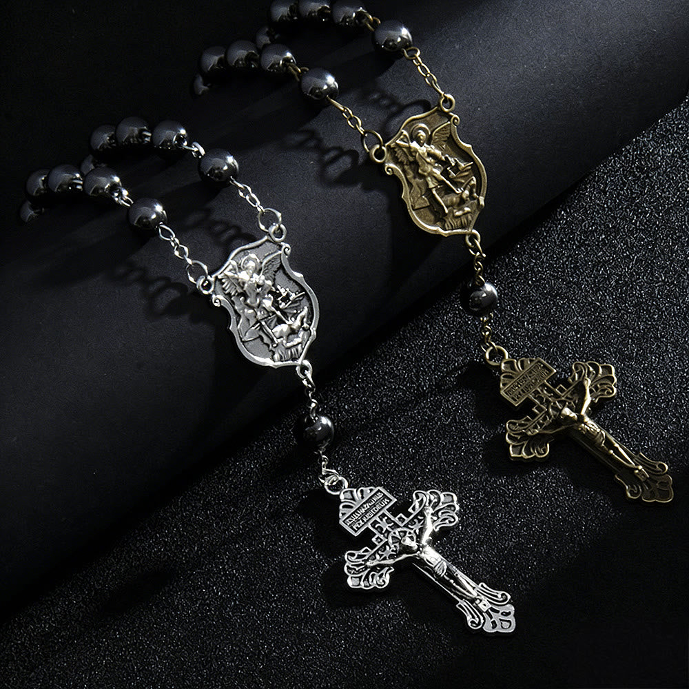 Pendentif de voiture en perle d'hématite avec médaille de Saint Michel et crucifix, créé par Christianartworkshop : un cadeau de protection et de force célestes. - Argent et doré (2 pièces) - image 1