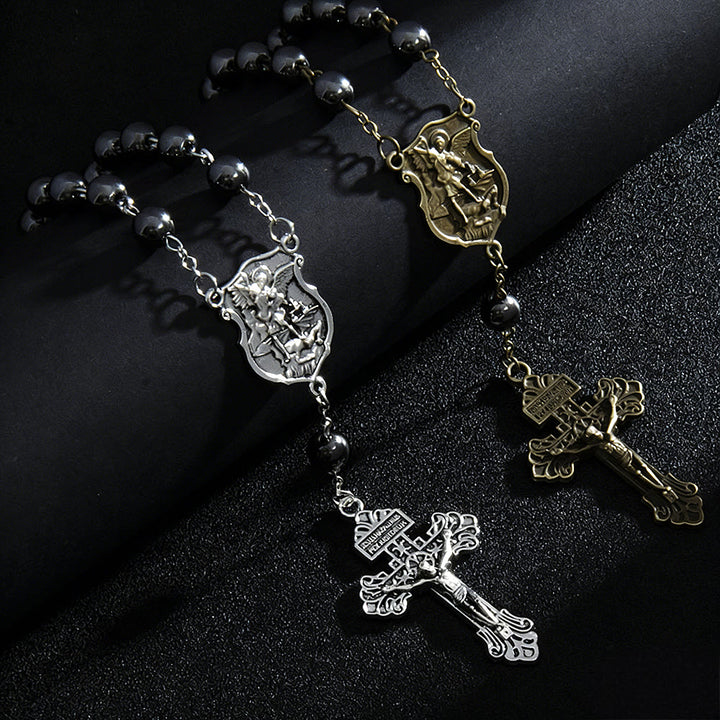 Pendentif de voiture en perle d'hématite avec médaille de Saint Michel et crucifix, créé par Christianartworkshop : un cadeau de protection et de force célestes. - Argent et doré (2 pièces) - image 1