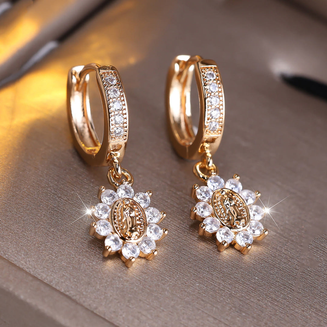 Christianartworkshop Boucles d'oreilles Notre-Dame Zircon Halo Huggie avec médaillon soleil - image 2