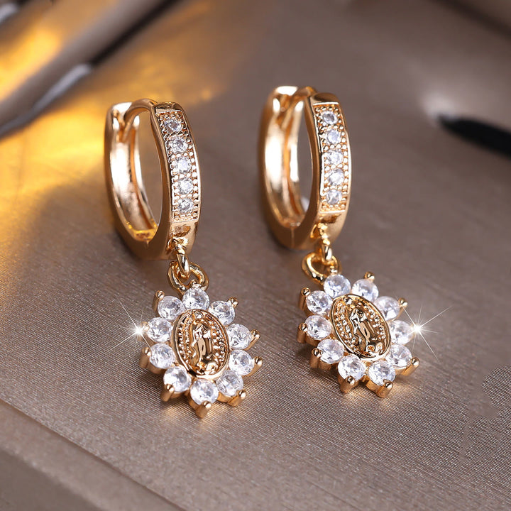 Christianartworkshop Boucles d'oreilles Notre-Dame Zircon Halo Huggie avec médaillon soleil - image 2