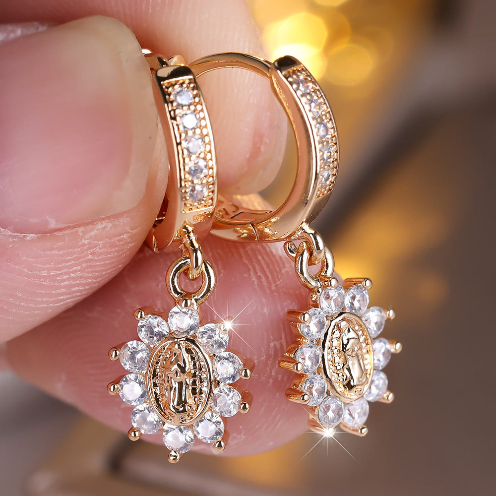 Christianartworkshop Boucles d'oreilles Notre-Dame Zircon Halo Huggie avec médaillon soleil - image 1