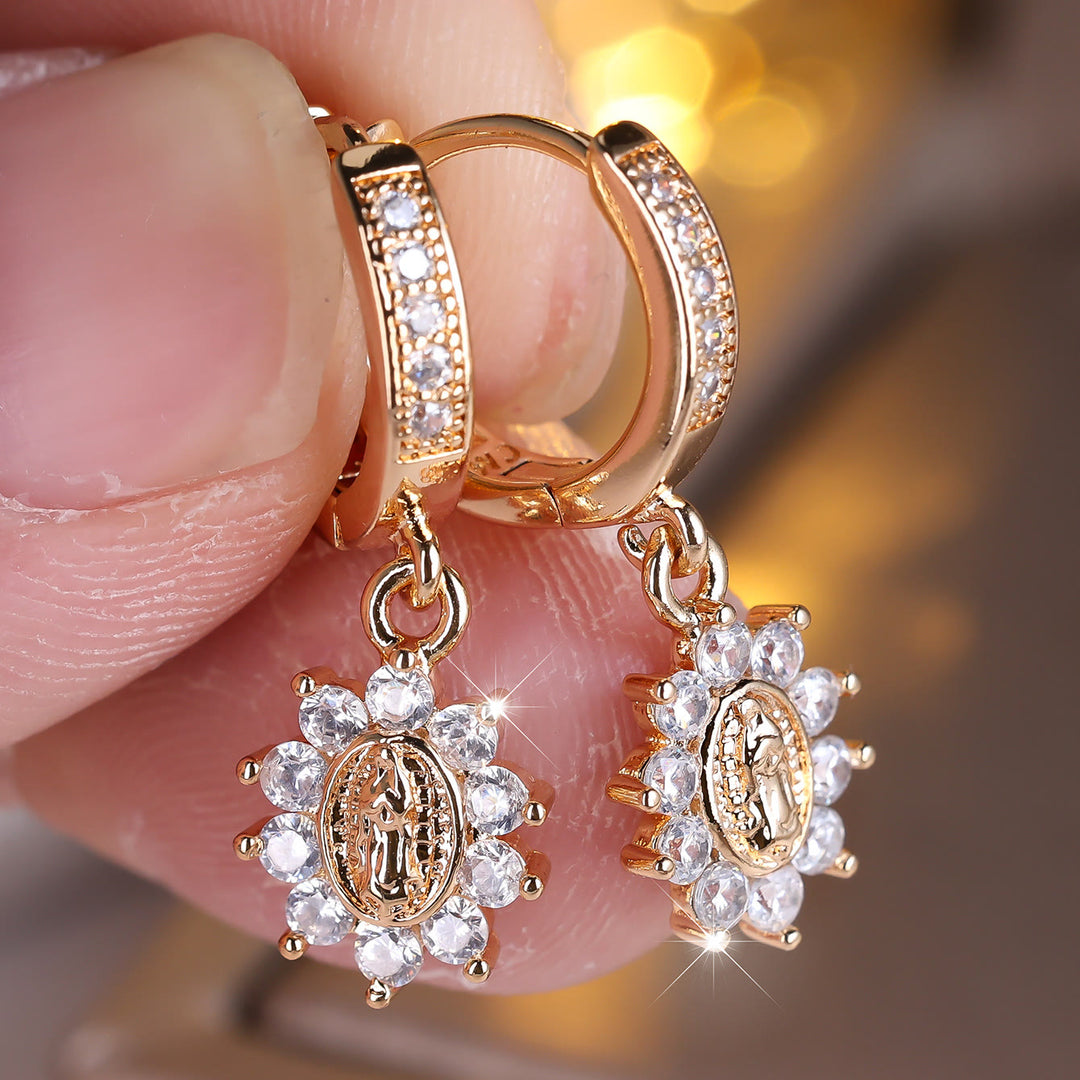 Christianartworkshop Boucles d'oreilles Notre-Dame Zircon Halo Huggie avec médaillon soleil - image 1