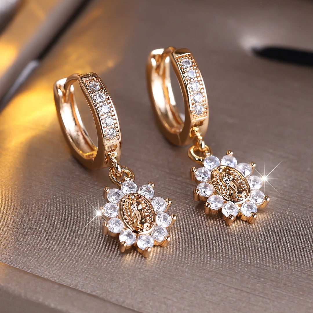 Christianartworkshop Boucles d'oreilles Notre-Dame Zircon Halo Huggie avec médaillon soleil - image 3