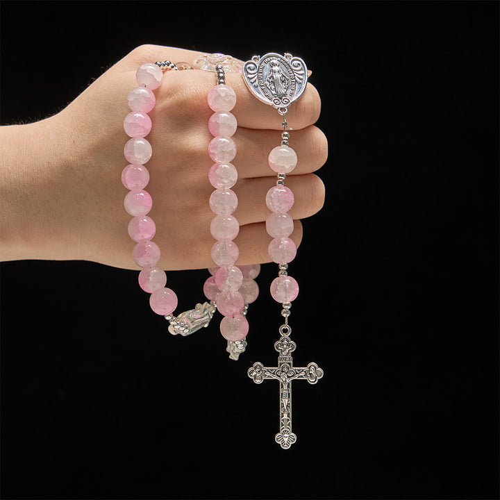 Chapelet en perles de verre rose de Christianartworkshop , orné de roses et d'une médaille miraculeuse - image 1