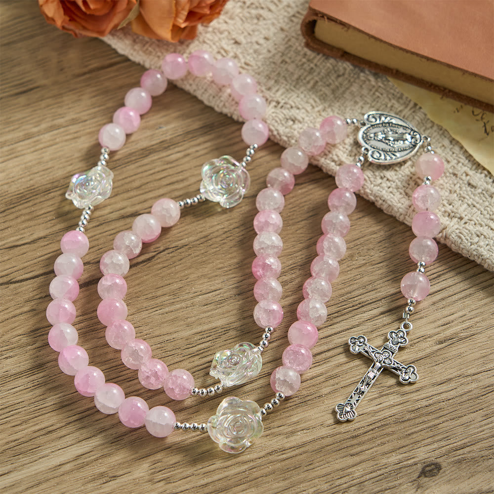 Chapelet en perles de verre rose de Christianartworkshop , orné de roses et d'une médaille miraculeuse - image 2