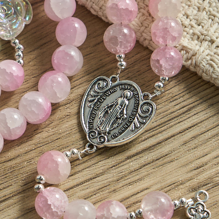 Chapelet en perles de verre rose de Christianartworkshop , orné de roses et d'une médaille miraculeuse - image 6