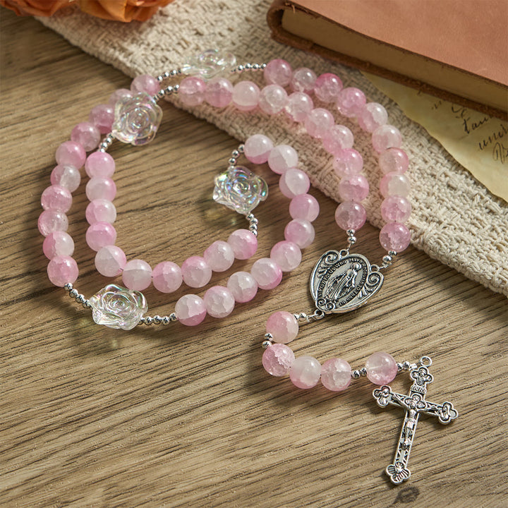 Chapelet en perles de verre rose de Christianartworkshop , orné de roses et d'une médaille miraculeuse - Rose - image 0